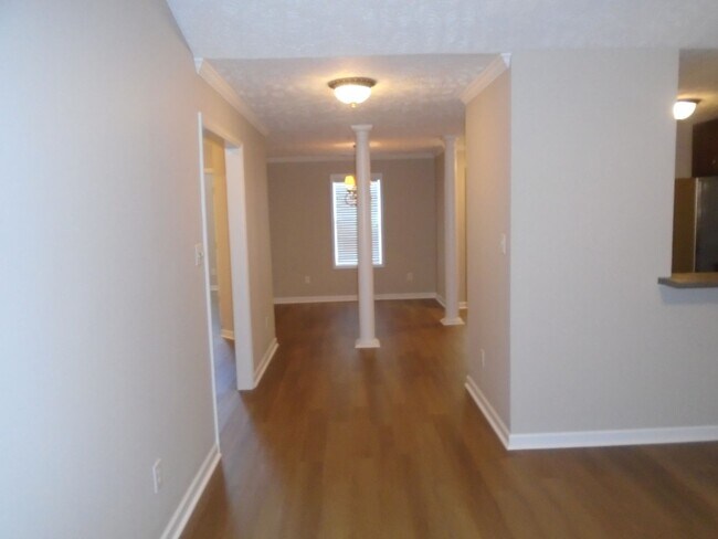 Building Photo - Updated move in ready 2 bedroom!