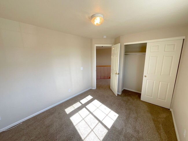 Building Photo - 3 Bedroom Home Available Near N Powers Blv...