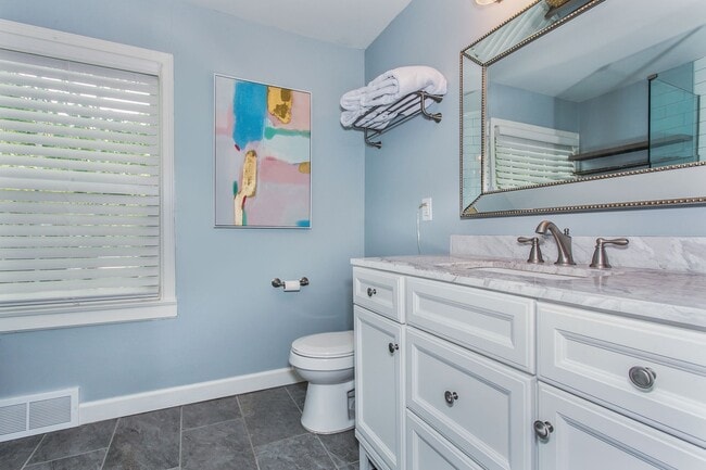 Building Photo - Fully remodeled Crown Heights BEAUTY!