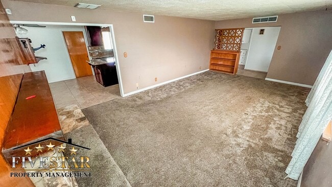 Building Photo - 709 Park Dr