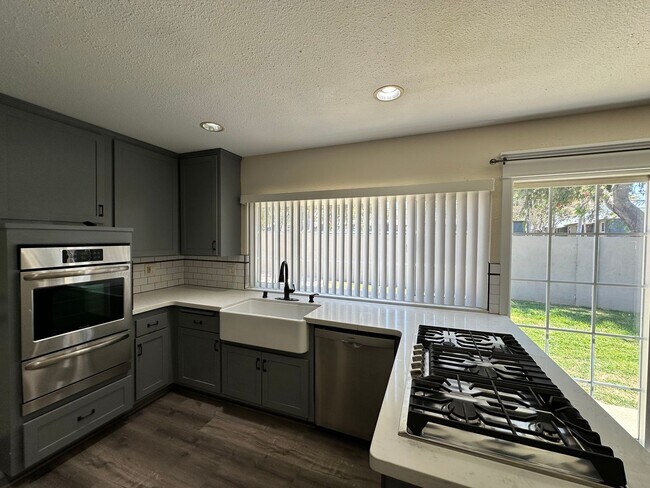 Building Photo - Costa Mesa Upgraded 4 bed 2 bath House in Prime location
