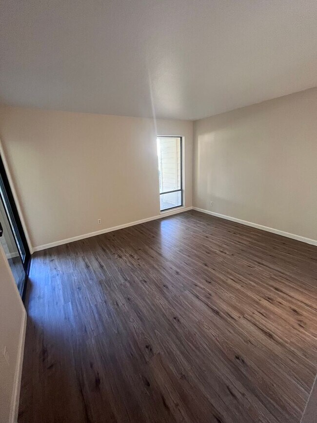 Building Photo - NICE UPDATED CONDO IN ROLLINGWOOD POINTE!!