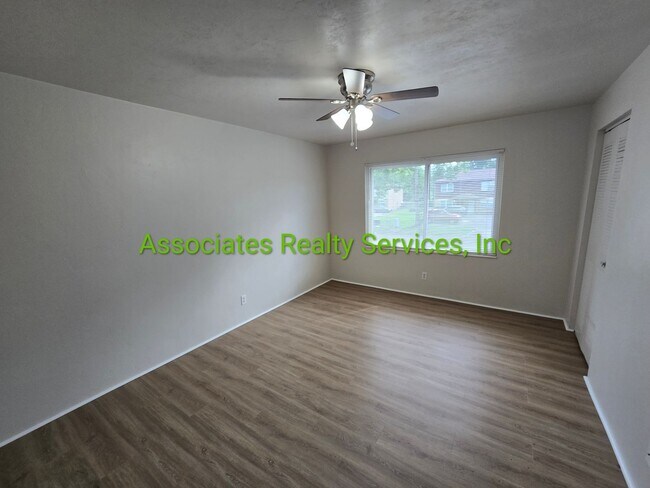 Building Photo - 2/1.5 Town House Fresh on the Market