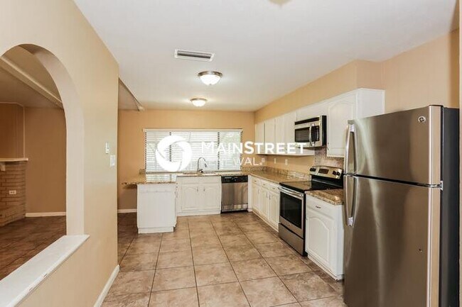 Building Photo - 3 Bedroom Pet-Friendly Home in Arlington, TX with Main Street Renewal