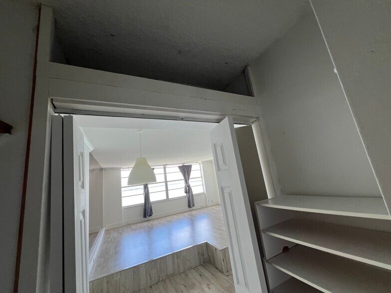 Building Photo - 905 Brickell Bay Dr