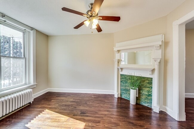 Building Photo - Spacious 3bd/2.5 bath updated townhome in ...