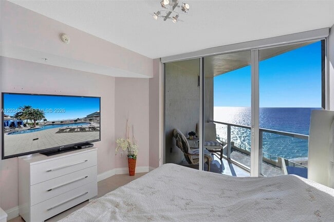 Building Photo - 16699 Collins Ave