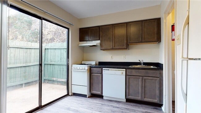 Building Photo - 725 Peppertree Dr