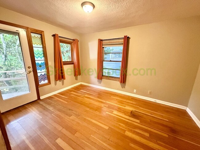 Building Photo - Cute 2-Bedroom Cottage by OHSU on the Hill...