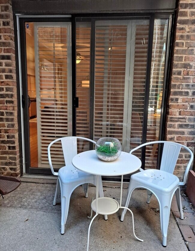 Building Photo - 643 W Barry Ave