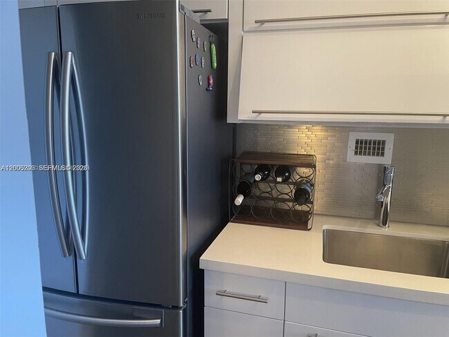 Building Photo - 1000 West Ave