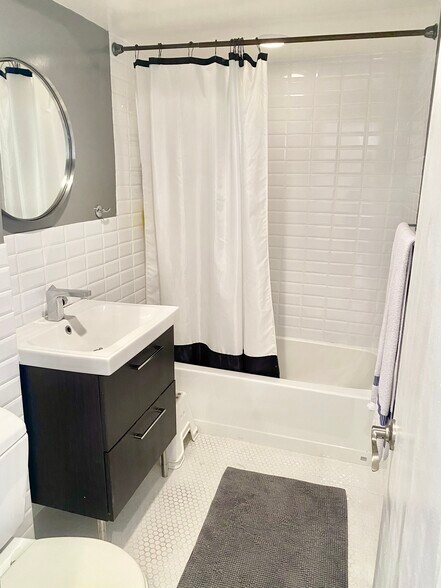 2nd Ensuite Bathroom - 18203 Coastline Dr