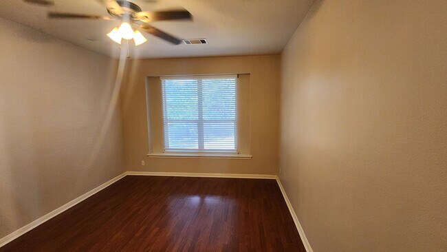 Building Photo - Located In the heart of Stone Oak