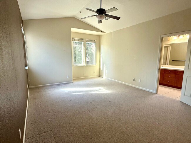 Building Photo - Welcome to this beautiful 3 bedroom, 2.5 bathroom home located in Cotati!