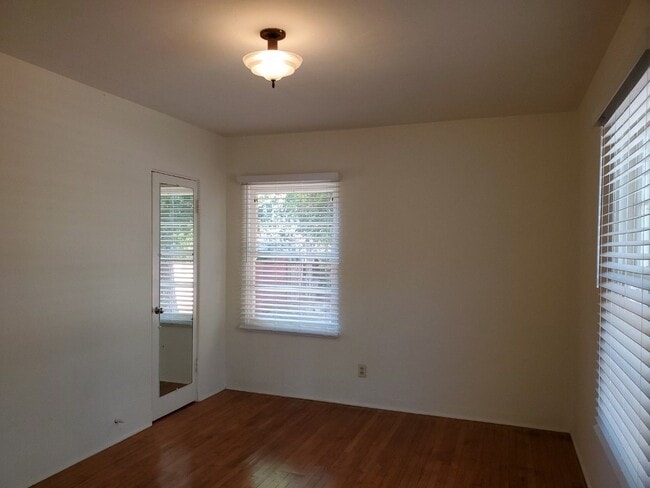 Building Photo - 3414 N Mountain View Dr