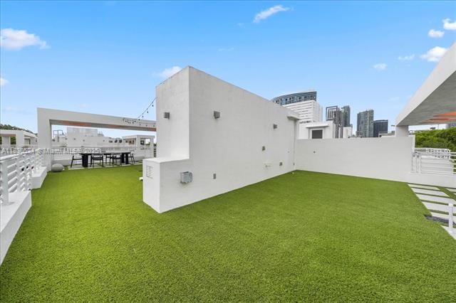 Building Photo - 455 NE 39th St