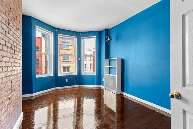 Building Photo - 327 Monroe St