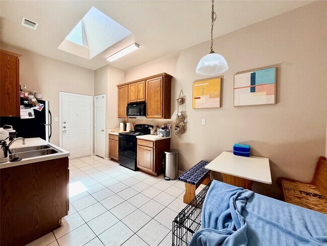 Building Photo - 1506 Poinsettia Blvd