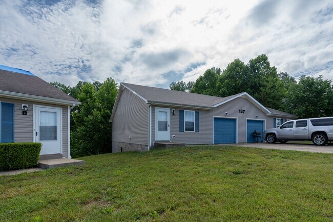 Building Photo - 137 Maureen Dr