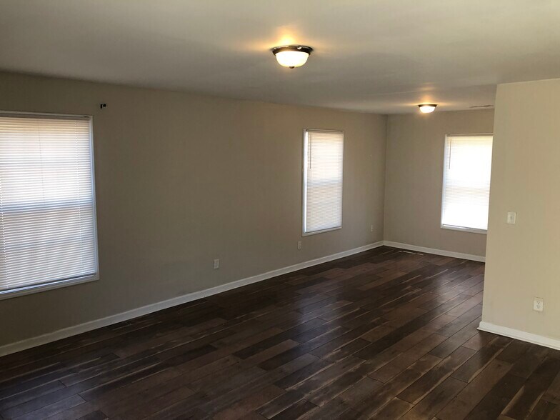 Building Photo - 1706 Riverside Ct NE