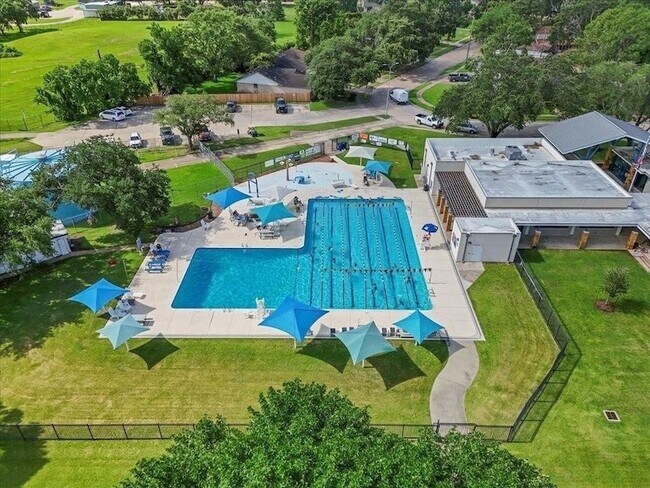 Building Photo - 1626 Lake Bluff Dr