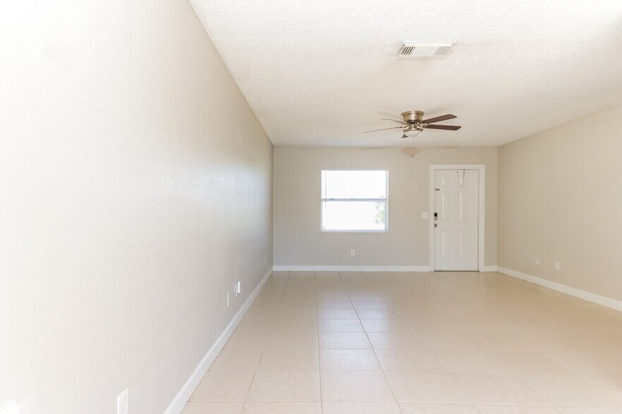 Building Photo - 4673 SW Monaco St