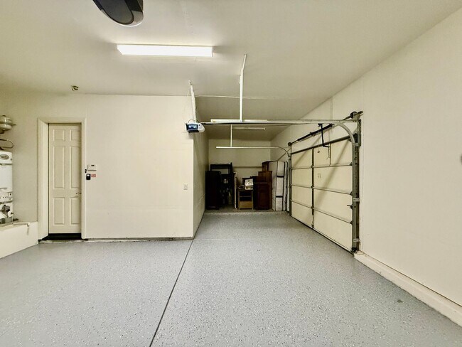 Building Photo - Executive Home available NOW