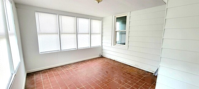 Primary Photo - 104 Middleneck Ln