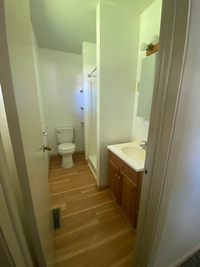 Building Photo - 3 Bedroom, 2 Bathroom Home on Bloomington's Westside