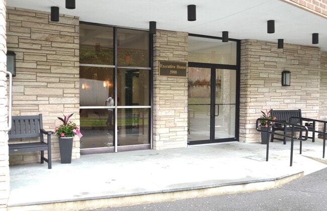 Building Photo - 3900 Park Ave