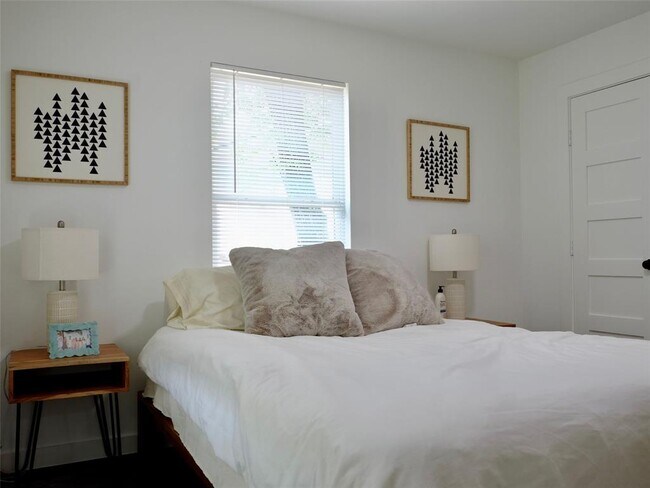 Building Photo - 1401 Marcus Pl