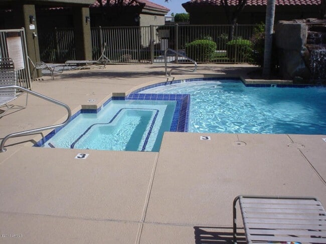 Building Photo - Charming 1 Bed 1 Bath Lower Level condo ++ Community Pool/SPA++Fitness Room
