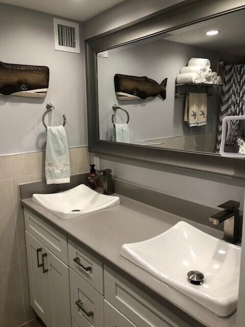 Building Photo - 1609 N Riverside Dr