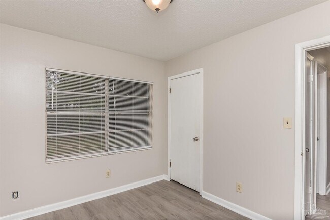 Building Photo - 6404 Dunbar Rd