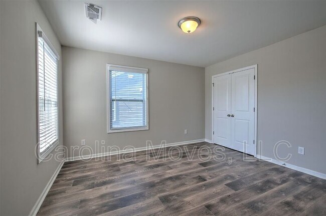 Building Photo - 572 Yellow Fox Rd