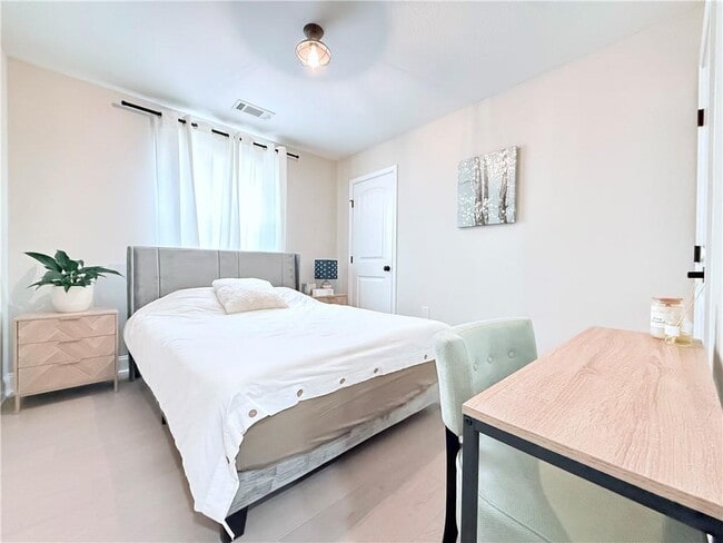 Building Photo - 138 Livingston Ct