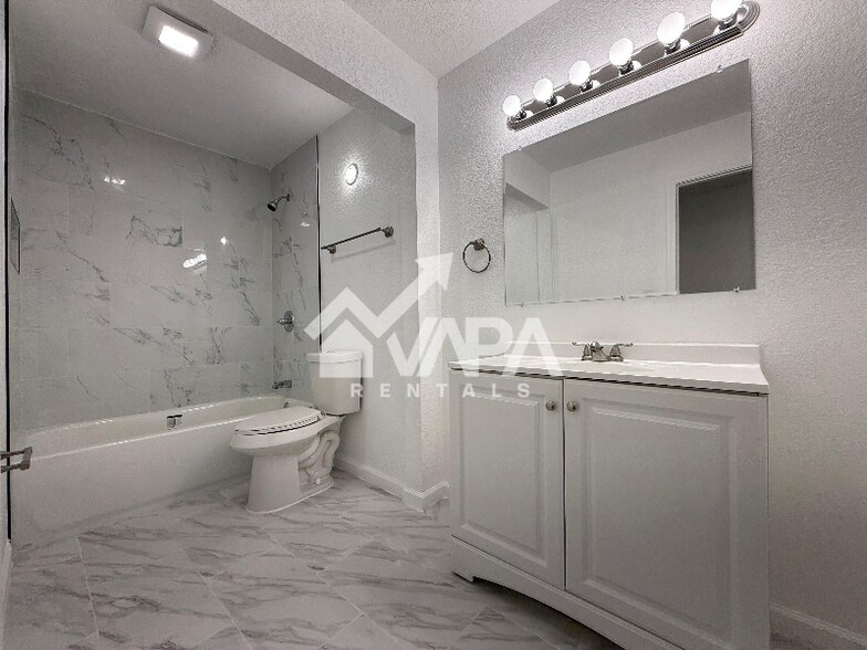 Building Photo - 7403 Castle Crown Dr