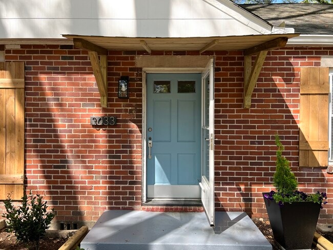 Building Photo - 3033 Lake Ave