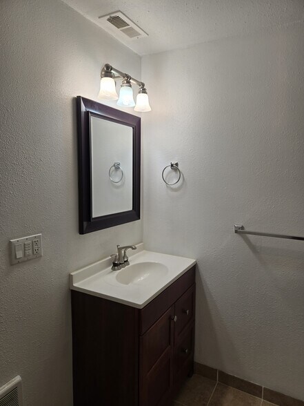 Building Photo - 4720 SE 52nd Ave