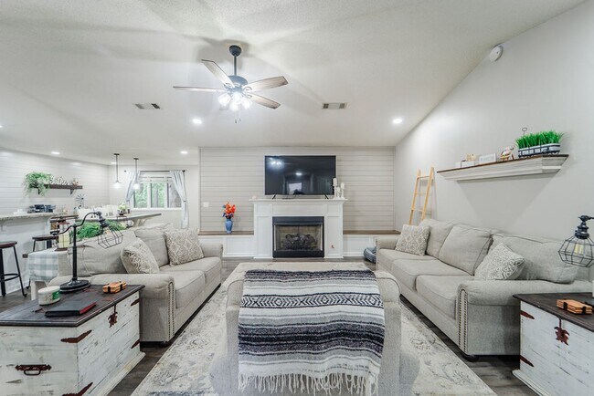 Building Photo - Charming 4 bedroom, 3 bathroom with lots of outdoor living space.