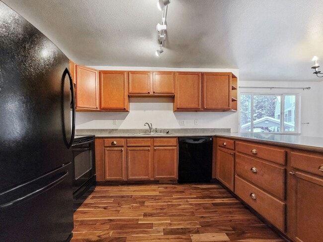 Building Photo - Modern Top-Floor 2BR/2BA Near Downtown Iss...