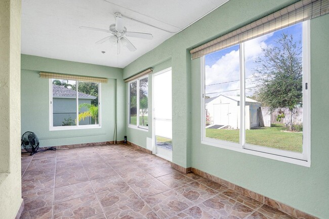 Building Photo - 707 NW Floresta Dr