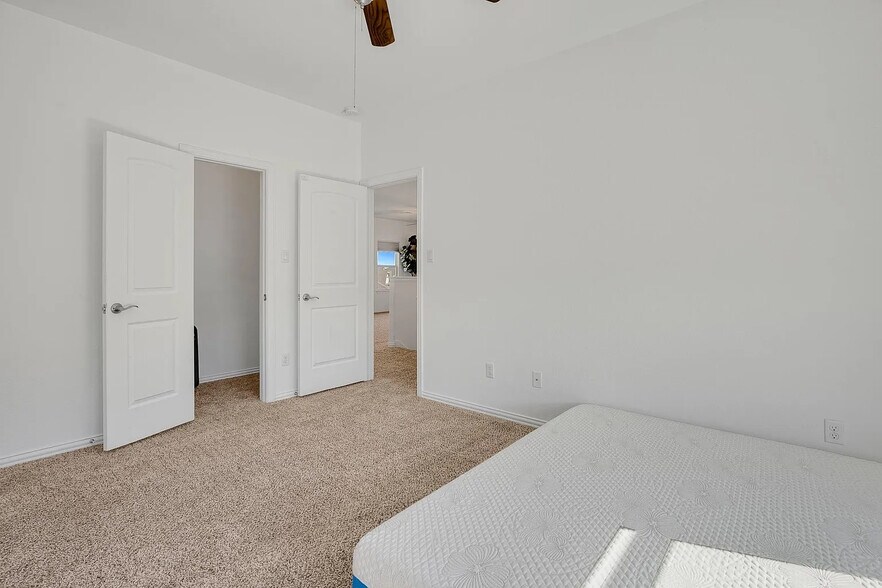 Building Photo - Room in House on Rancho Verde Dr