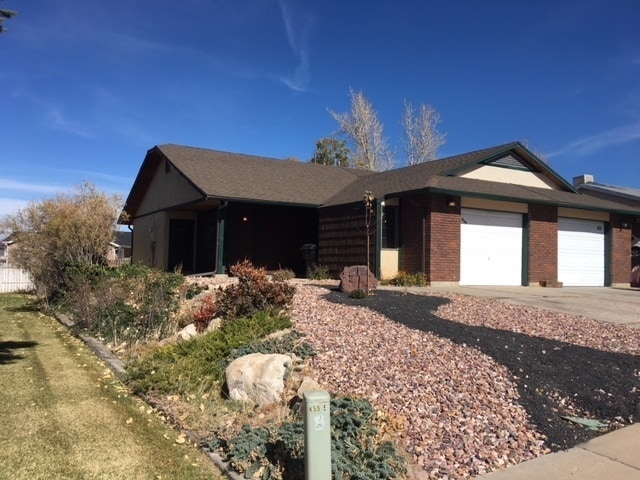 Building Photo - 2 bed, 1 bath Twinhome with attached garage