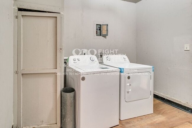 Building Photo - 3 Bedroom/1 Bath Single Family Home Just M...