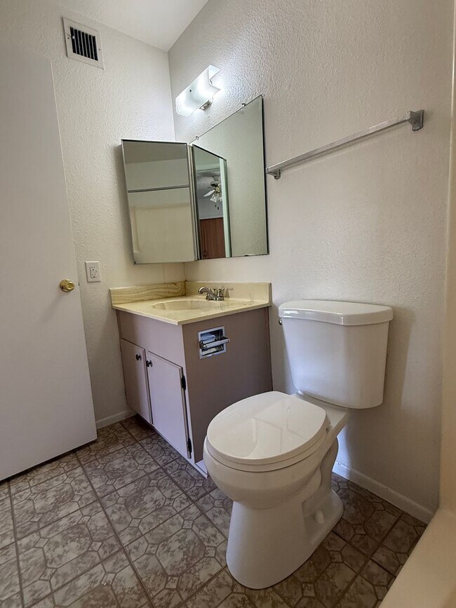 Building Photo - Tempe, Guadalupe and Rural, 2 bed 2 bath single story end unit