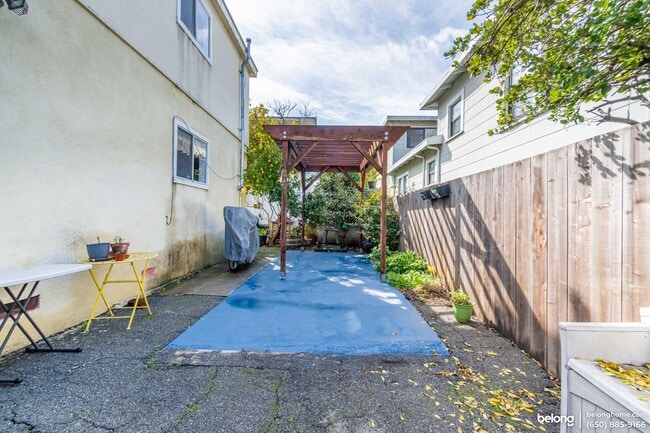 Building Photo - 2400 Bonar St