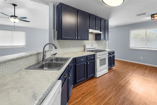 Building Photo - 1735 Oak Ridge Dr