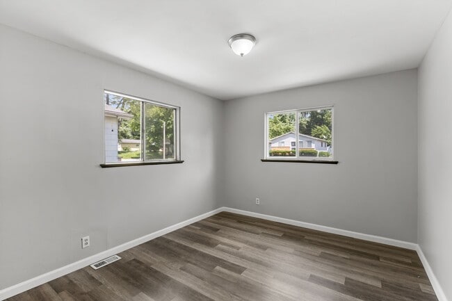 Building Photo - Charming 3-Bedroom Home with Fenced Yard a...