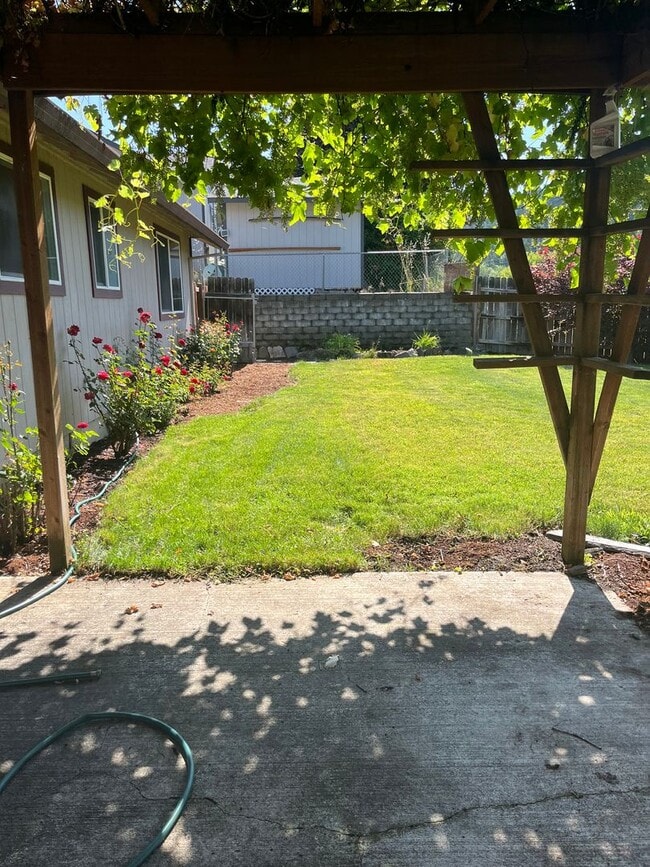Building Photo - Large 3 bed/2 bath single family home